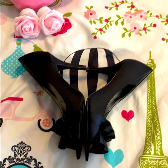 Touch of Nina black peep toe heels with ruffles - Picture 5 of 10